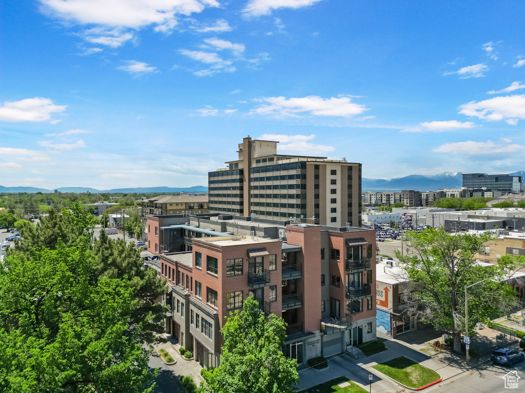 City view featuring a mountainous background