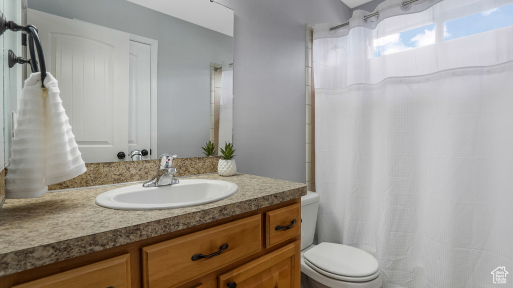 Full bath featuring toilet, vanity, and a shower with curtain