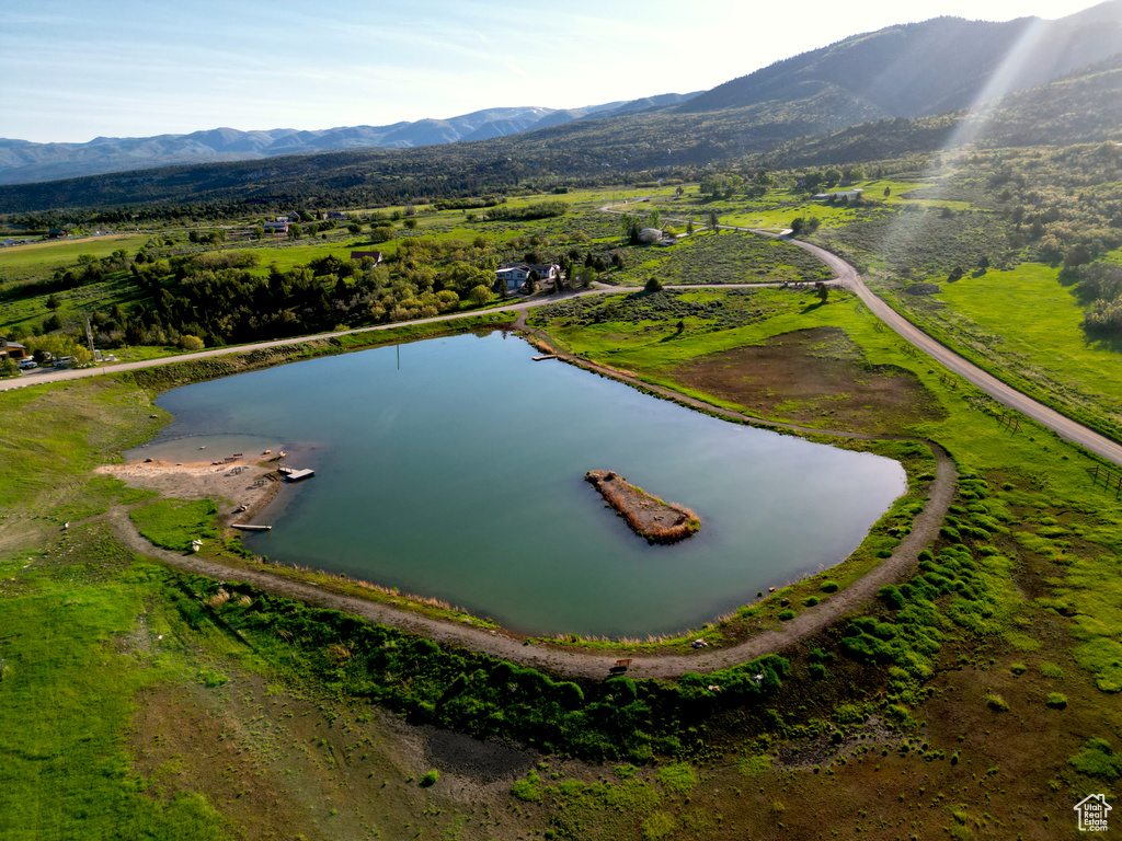 Bird\\\\\\\'s eye view of a water and mountain view