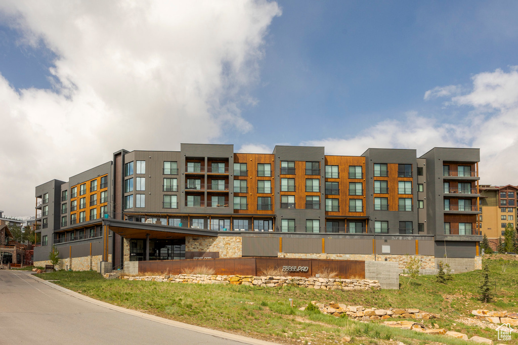 View of apartment building / complex