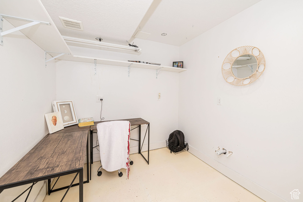 Laundry room with baseboards
