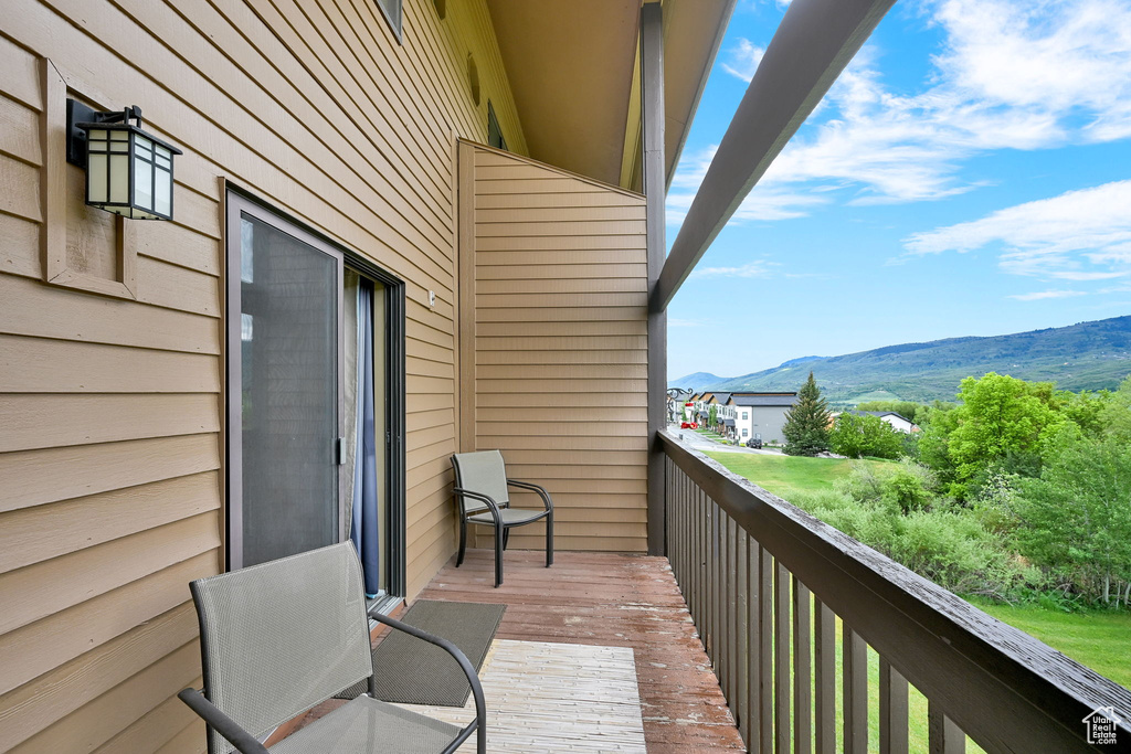 Balcony featuring a mountain view