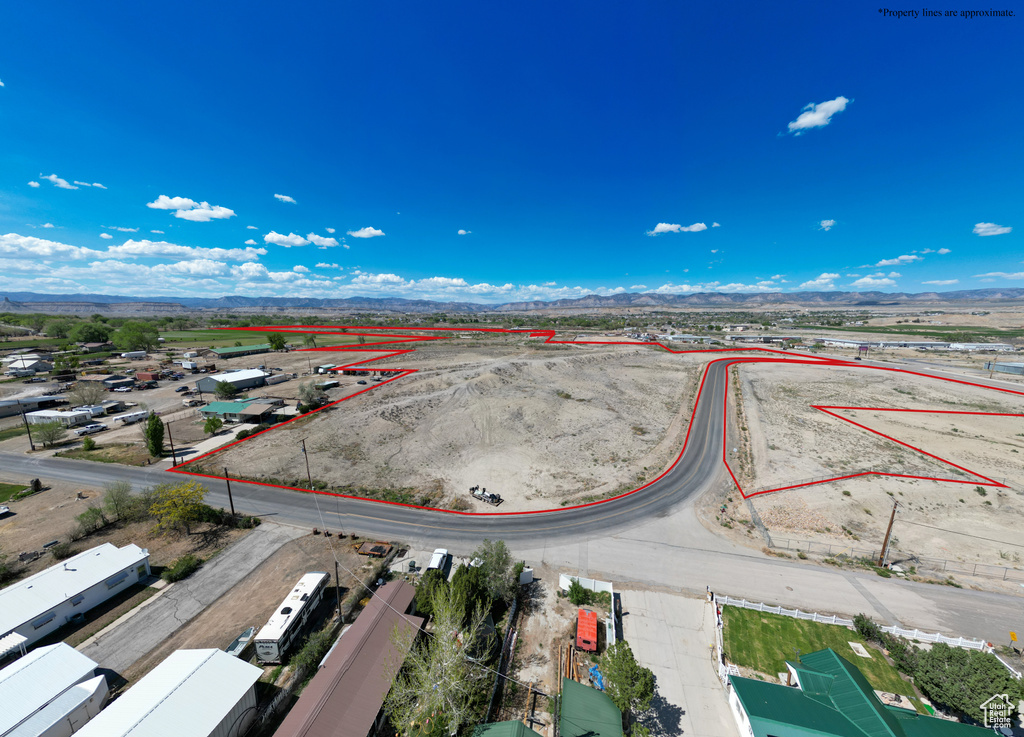 Aerial view of property\\\\\\\\\\\\\\\\\\\\\\\\\\\\\\\\\\\\\\\\\\\\\\\\\\\\\\\\\\\\\\\'s location with mountains and property boundaries highlighted