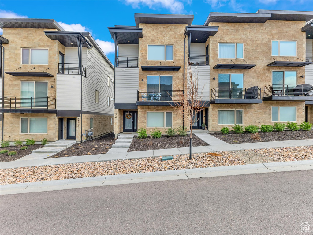 View of apartment building / complex