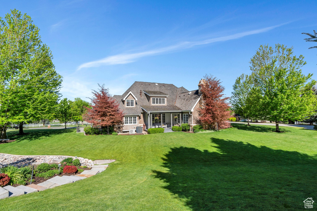 View of front of property featuring a front yard