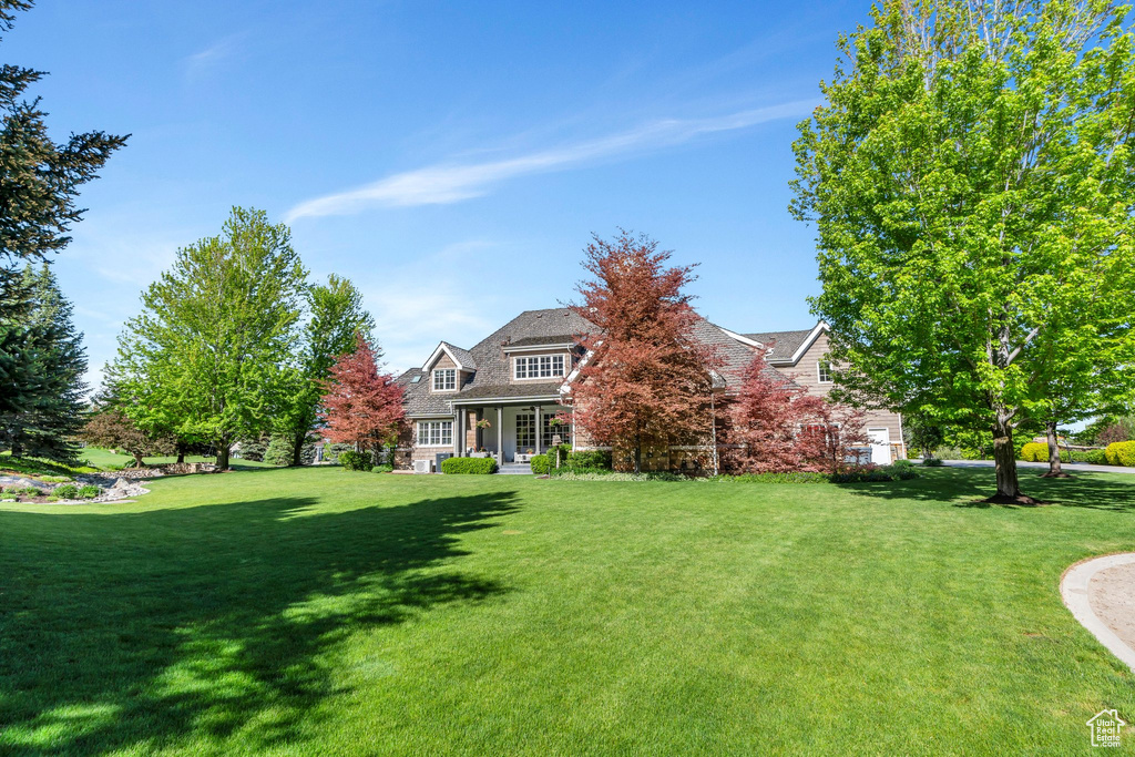 View of front facade with a front yard