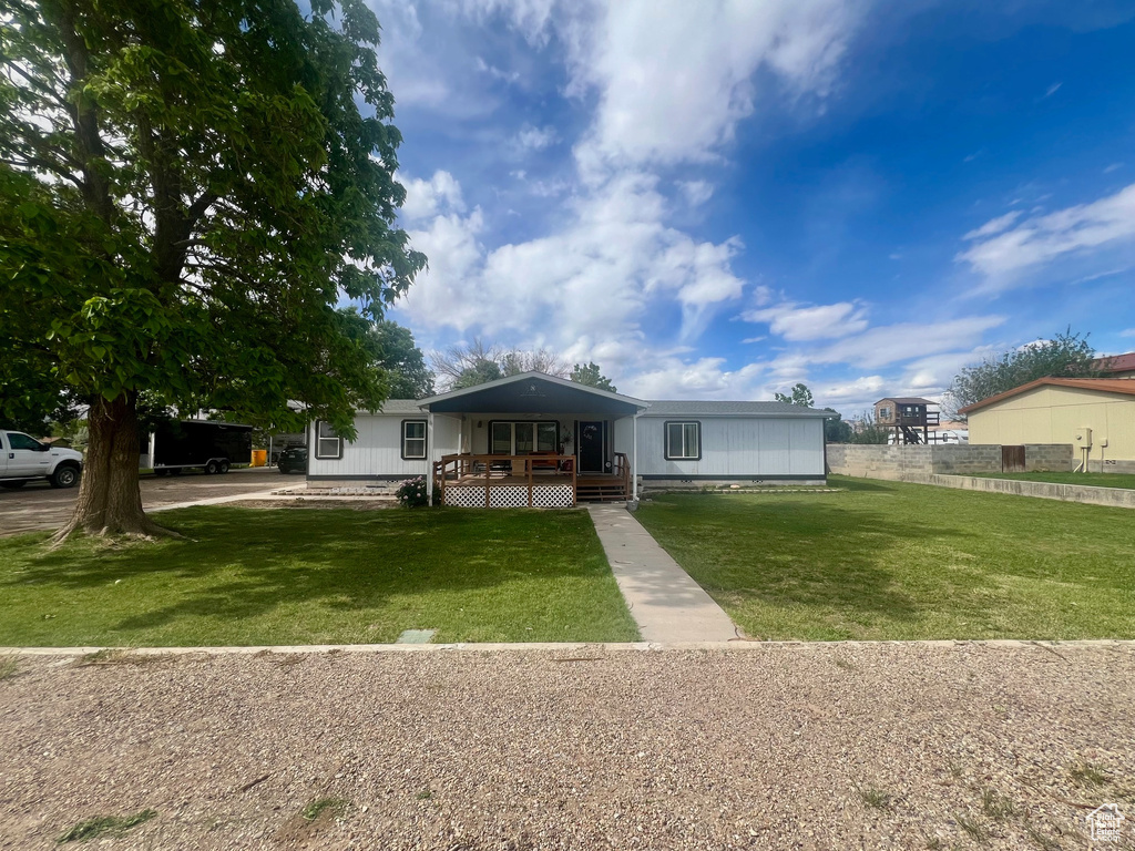 Manufactured / mobile home with covered porch
