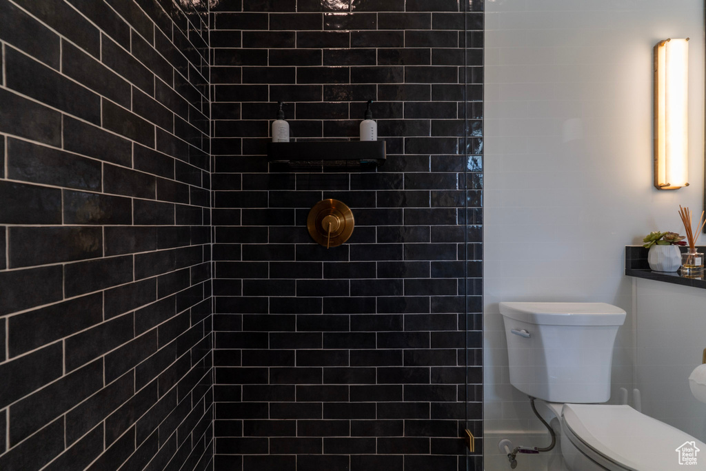 Bathroom with toilet and a tile shower