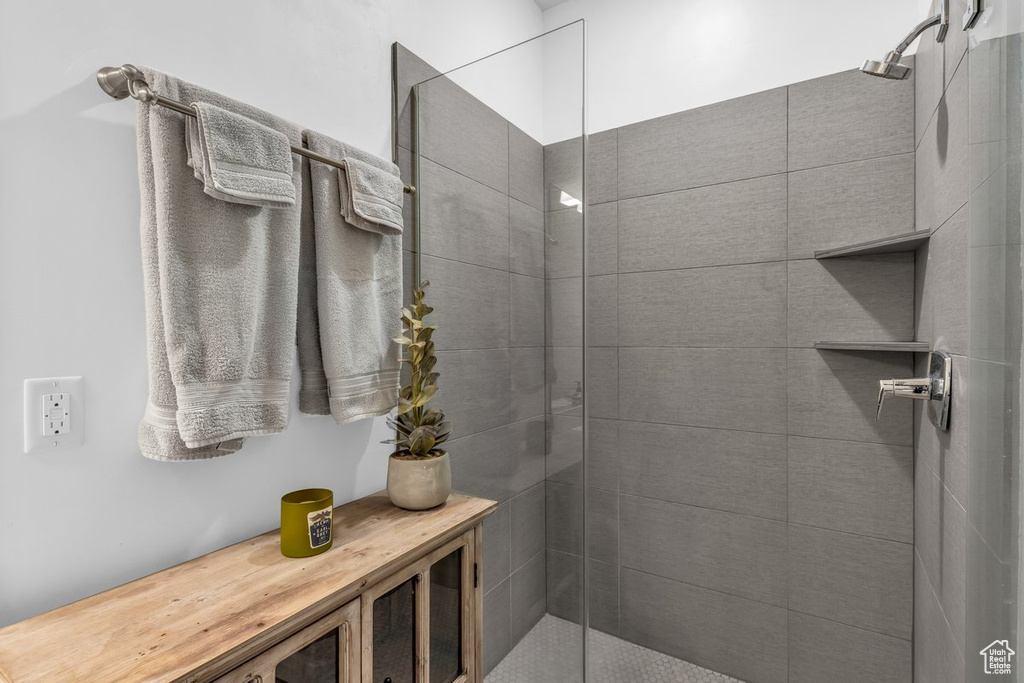 Bathroom featuring a tile shower