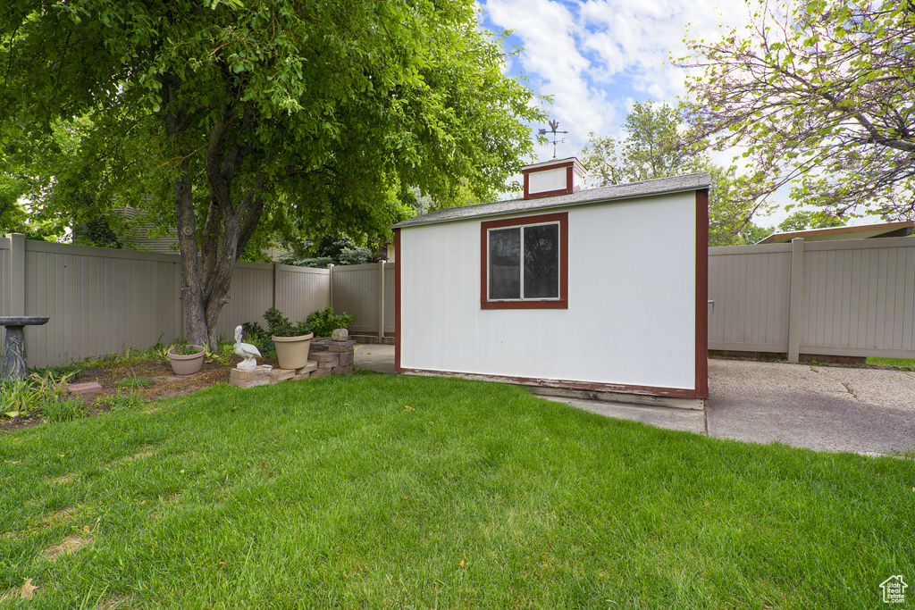 View of yard with an outbuilding