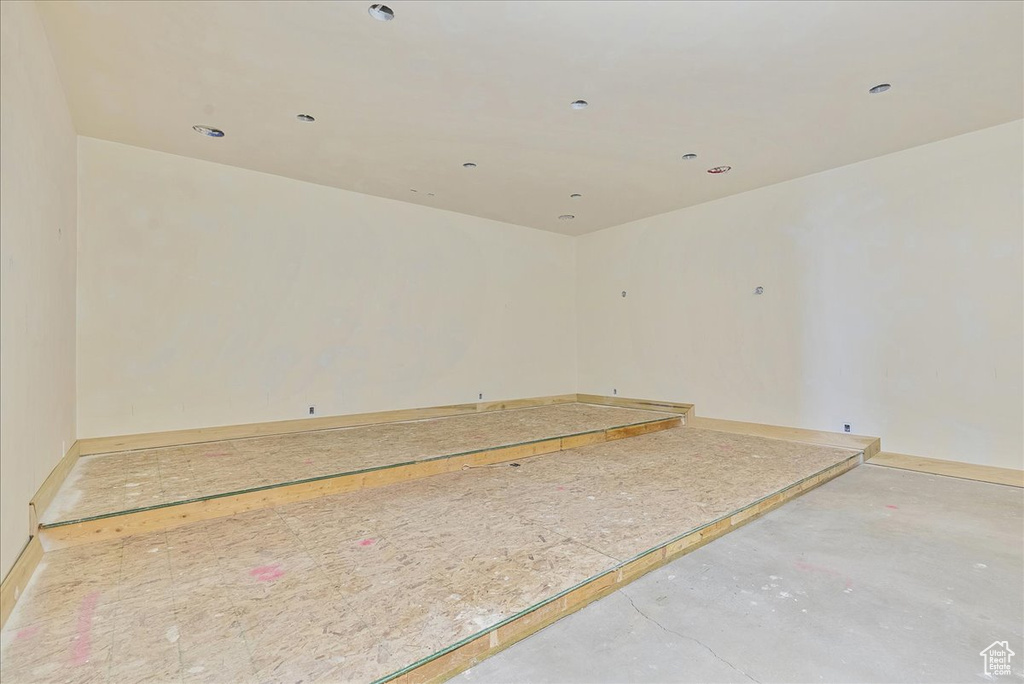 Empty room with concrete flooring