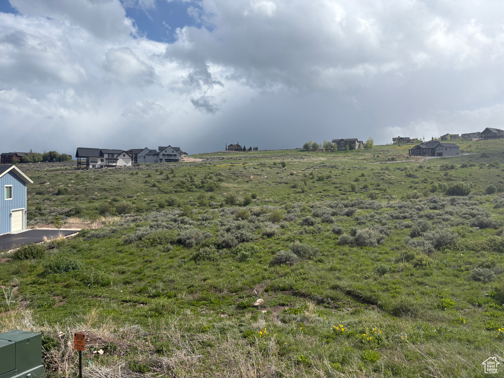 View of yard featuring a garage and a rural view