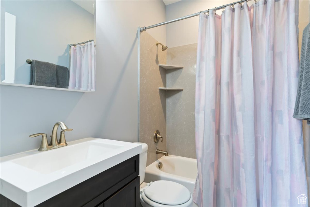 Full bath with shower / tub combo, toilet, and vanity
