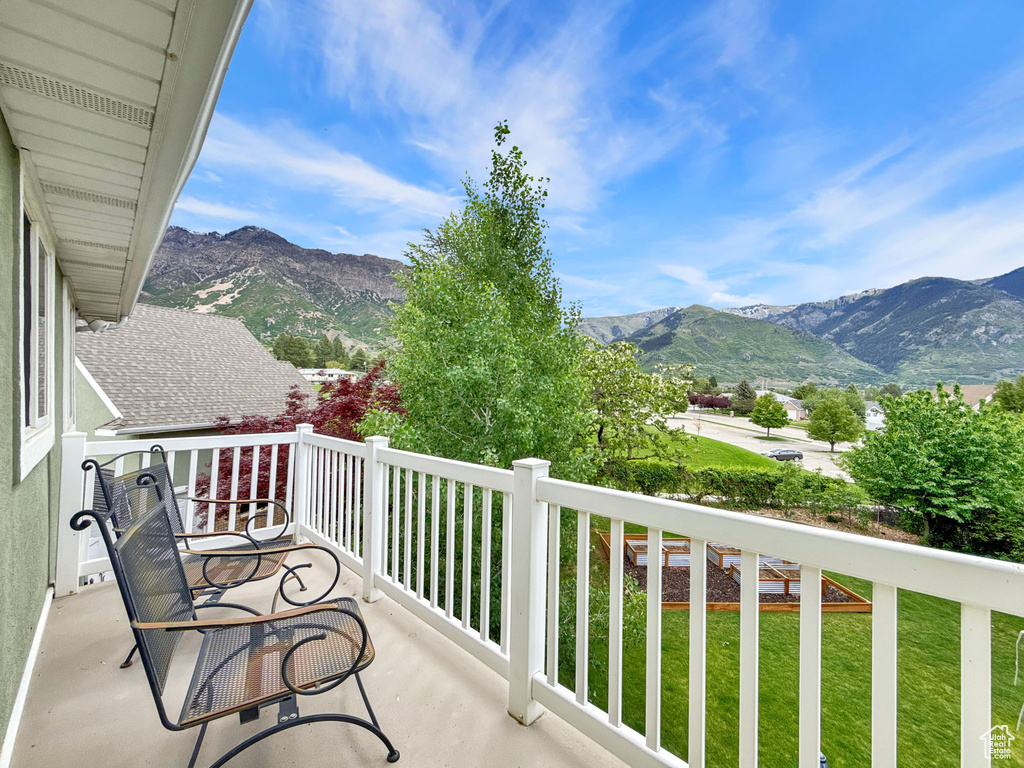 Balcony featuring a mountain view