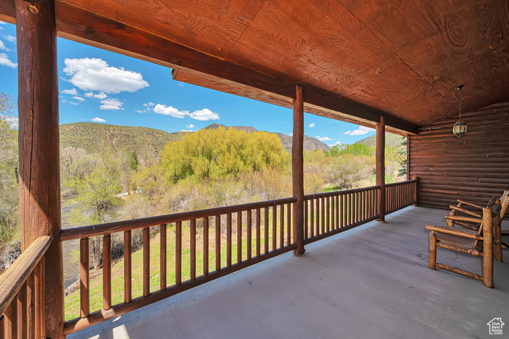 Balcony featuring a mountain view