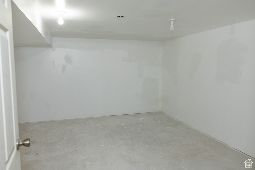 Empty room featuring concrete floors