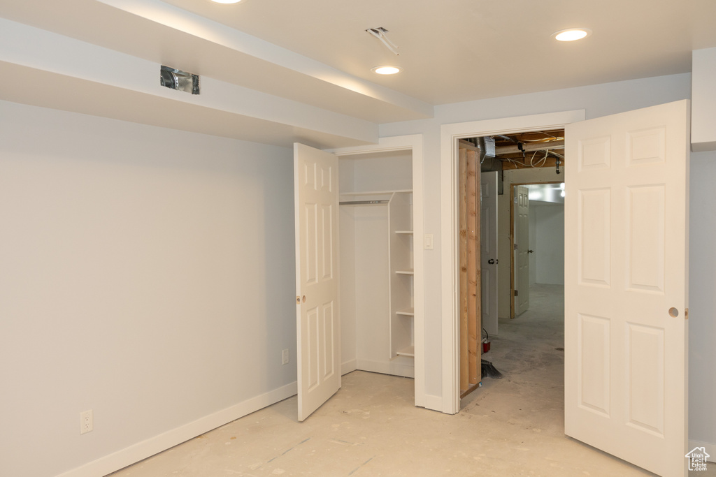 Unfurnished bedroom with recessed lighting, baseboards, and a closet