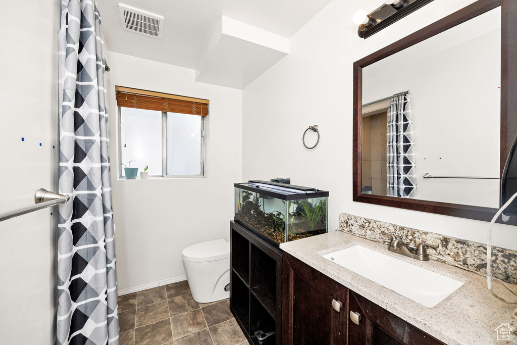 Full bath featuring toilet, baseboards, vanity, and a shower with curtain