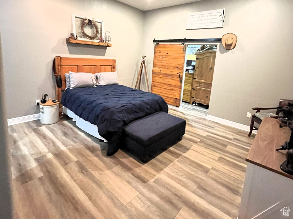 Bedroom featuring baseboards, light wood-type flooring, recessed lighting, and a ceiling fan