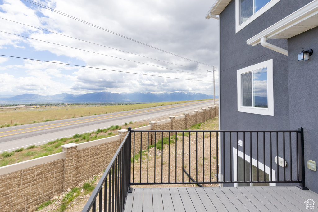 Balcony featuring a mountain view