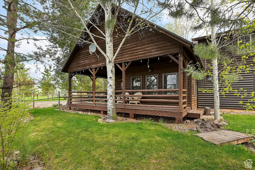 View of property\\\\\\\\\\\\\\\\\\\\\\\\\\\\\\\\\\\\\\\\\\\\\\\\\\\\\\\\\\\\\\\'s community with a yard and a wooden deck