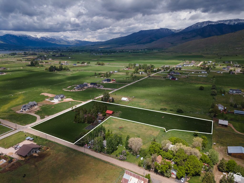 Aerial view of property\\\\\\\\\\\\\\\\\\\\\\\\\\\\\\\'s location featuring property parcel outlined, a mountainous background, and rural landscape