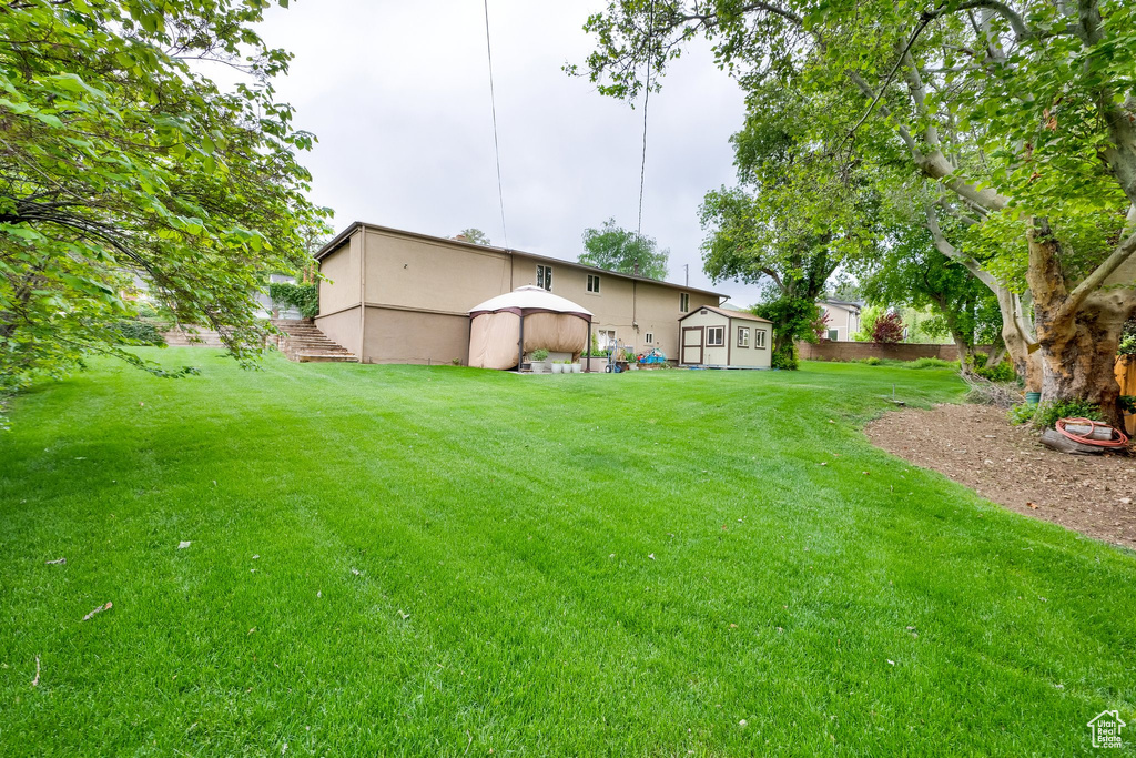 View of yard with an outdoor structure