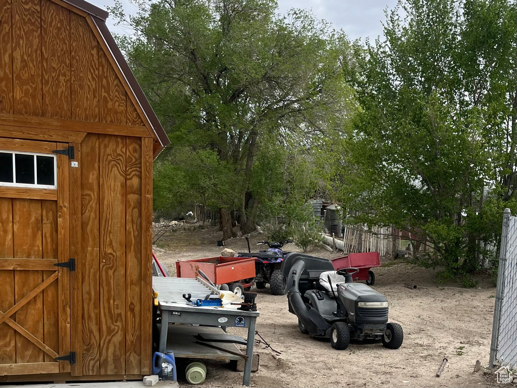 View of yard with an outdoor structure