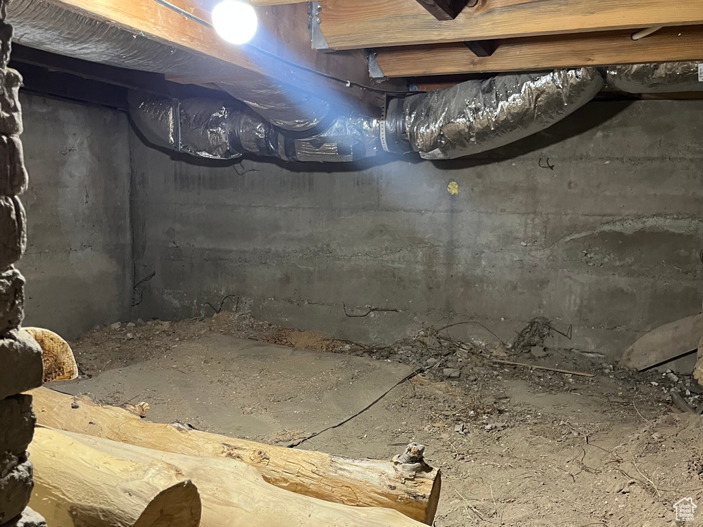 Below grade area featuring crawl space