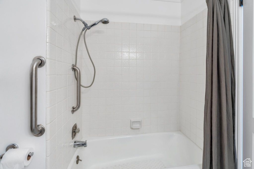 Full bathroom with shower / bath combo