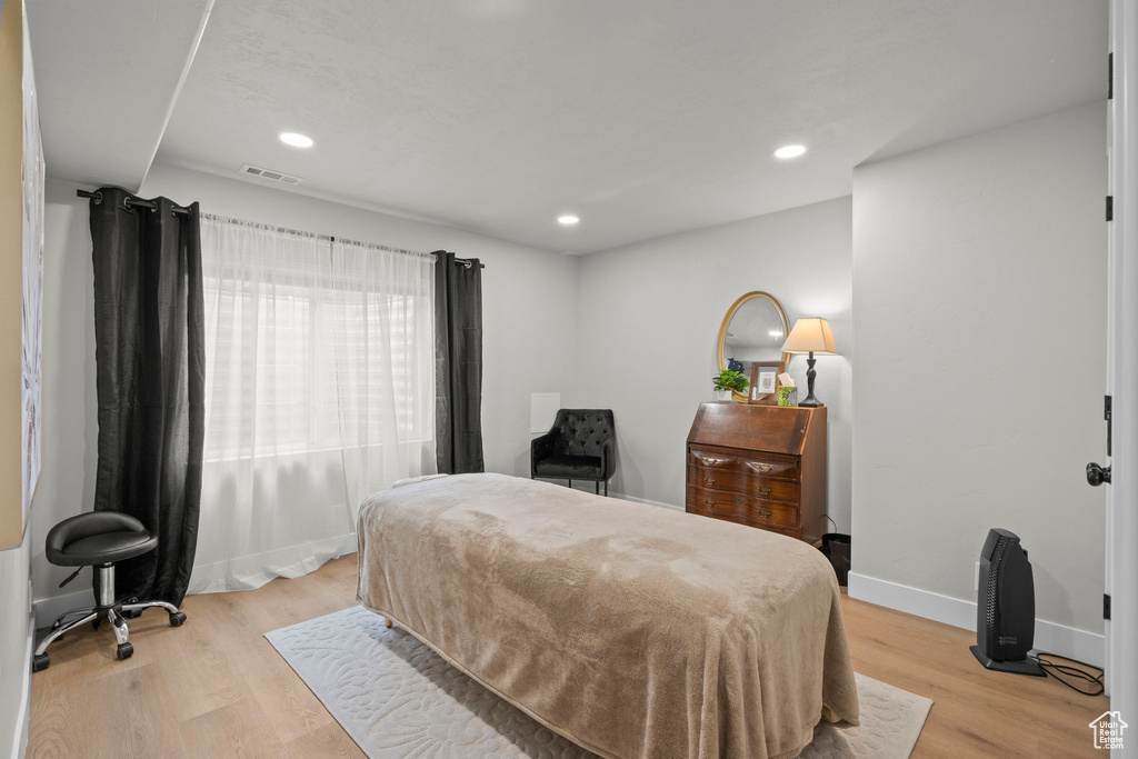 Bedroom with light wood-style flooring, baseboards, and recessed lighting