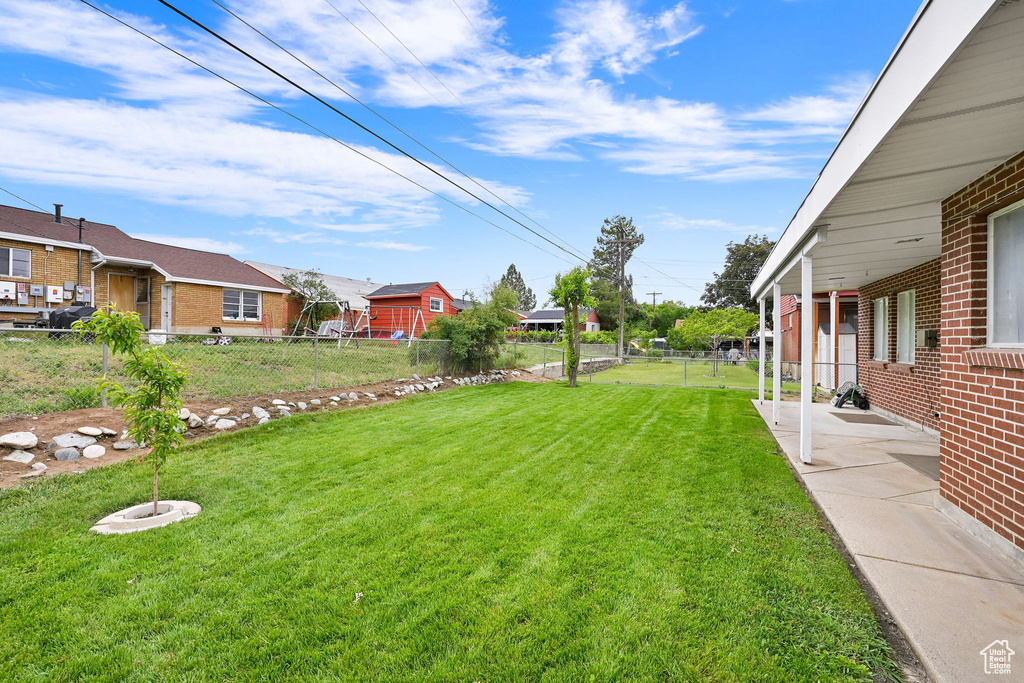 View of yard with a residential view