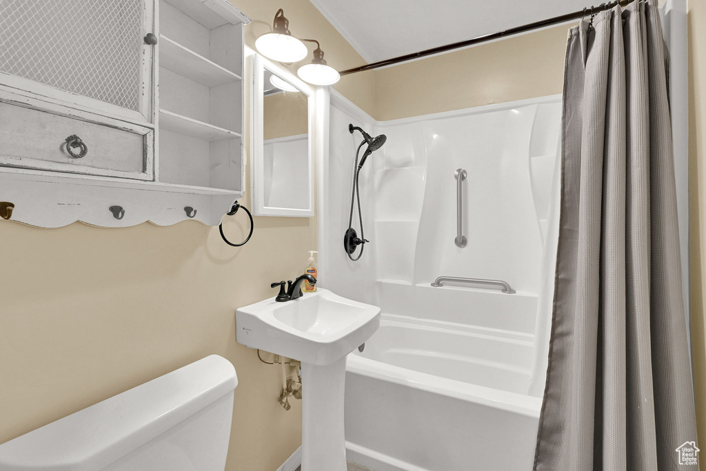 Full bath with toilet and shower / bath combo with shower curtain