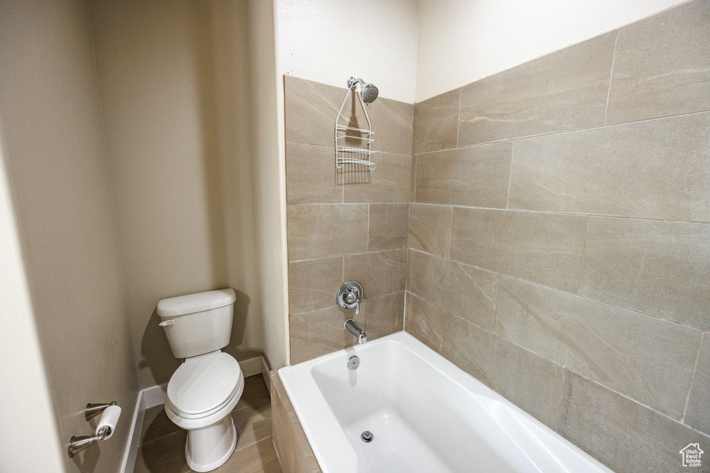Bathroom with toilet and shower / bathtub combination