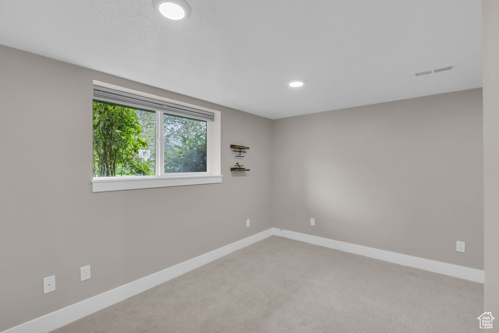Empty room featuring carpet floors, baseboards, and recessed lighting