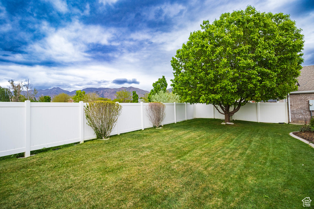 View of yard featuring a mountain view