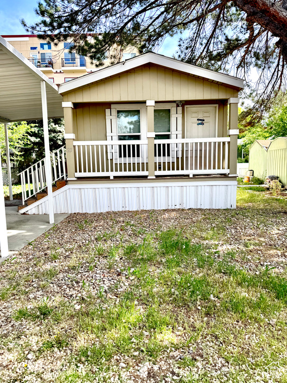 Manufactured / mobile home featuring a porch