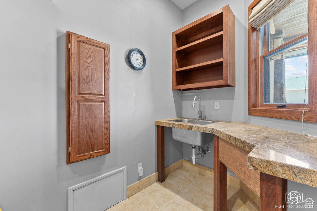 Office with a sink and baseboards