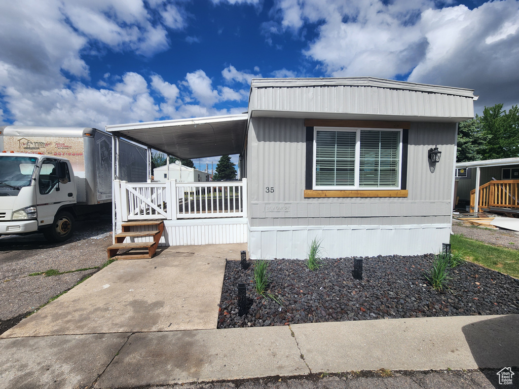 Manufactured / mobile home with a porch