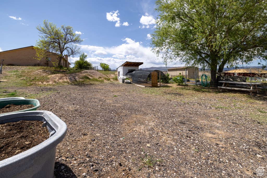 View of yard featuring an outdoor structure