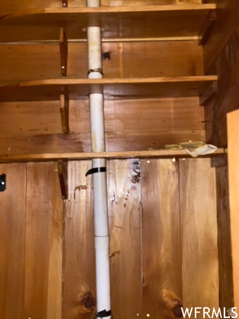 Detailed view of wood walls