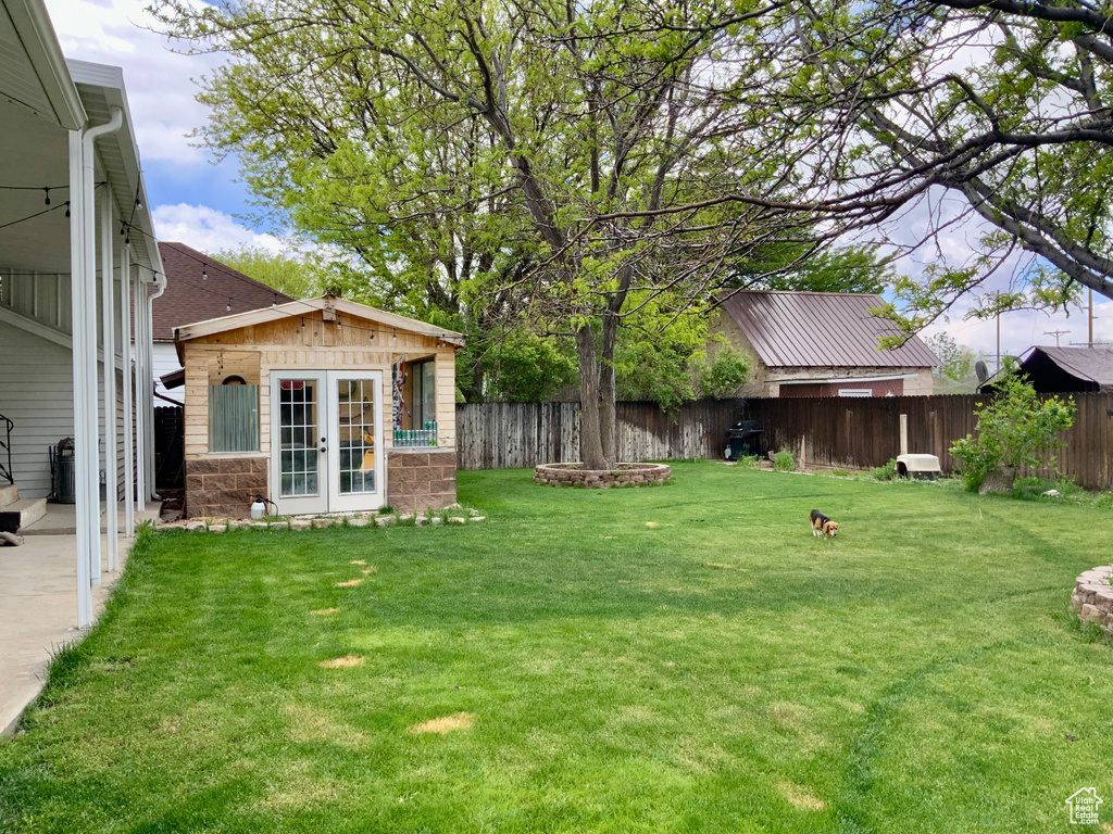 View of yard featuring an outdoor structure