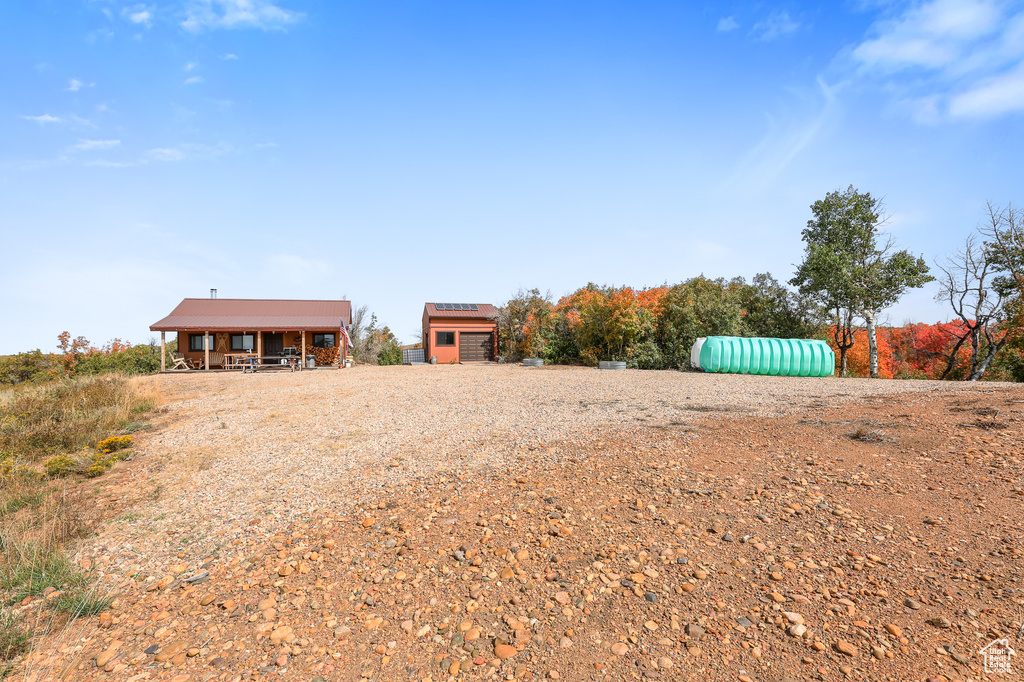View of yard featuring an outbuilding