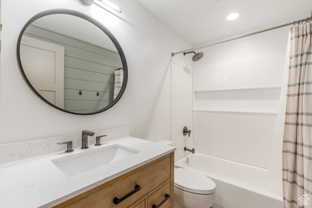 Bathroom with shower / tub combo with curtain, vanity, toilet, and recessed lighting