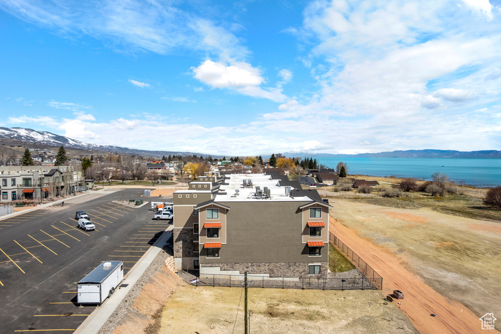Bird\'s eye view of a water and mountain view