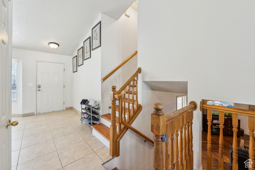 Entrance foyer featuring light tile patterned flooring and baseboards