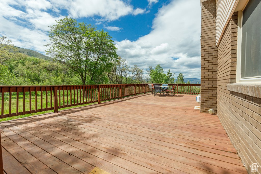 Deck featuring outdoor dining area