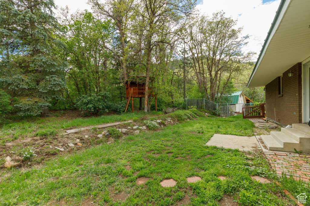 View of yard with an outdoor structure