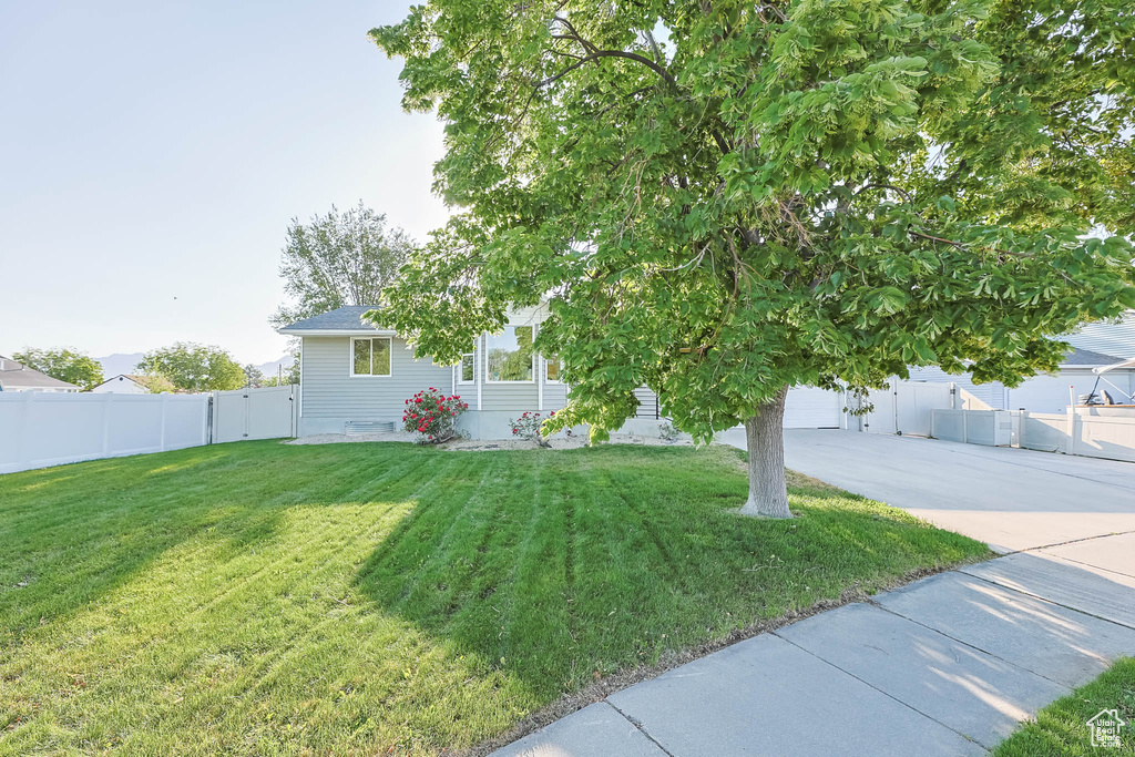 View of front of property with a gate and driveway