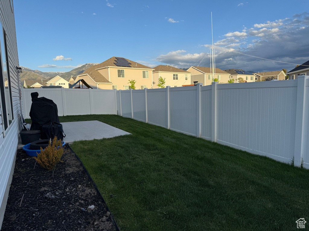 View of yard with a residential view and a patio area